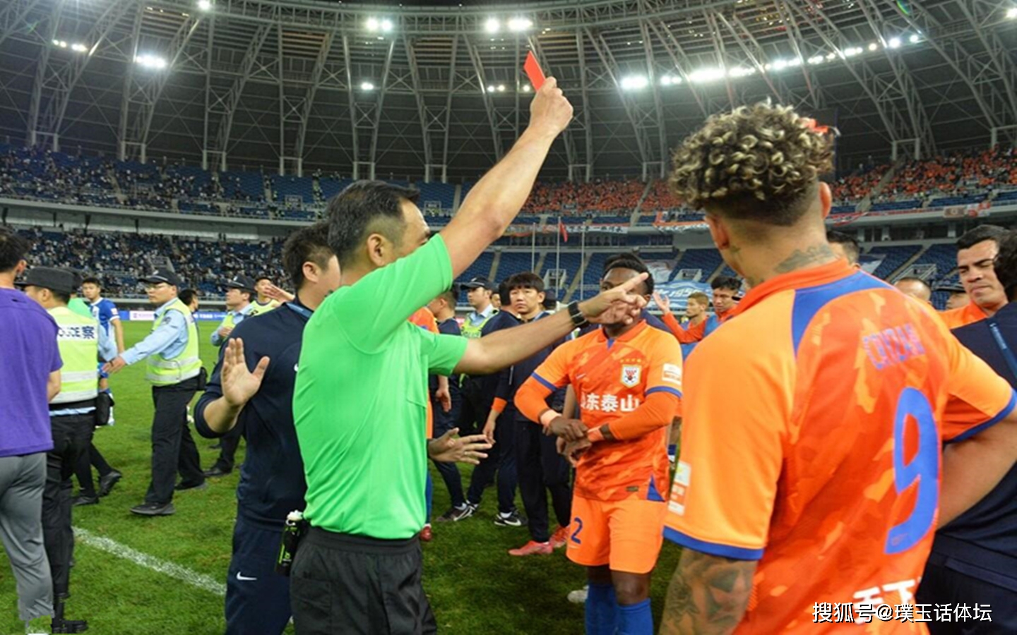 开云体育APP注册登录-陇右山猫队小胜祁连雄鲨队，篮球总决赛上演裁判判罚引热议！禁区内连续解围的简单介绍